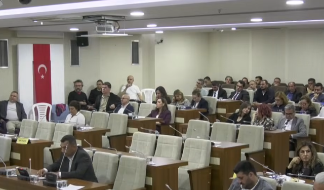 Karabağlar’da ‘encümen’ krizi… AK Parti salonu terk etti!