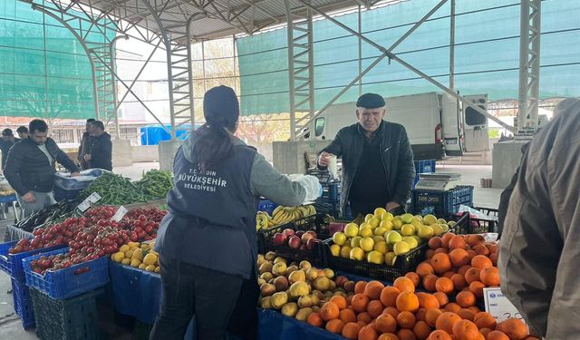 Başkan Çerçioğlu vatandaşların ve pazarcı esnaflarının yanında olmaya devam ediyor