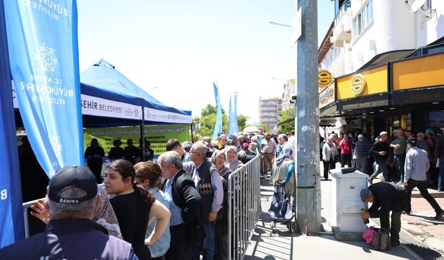 Aydın Büyükşehir Belediyesi binlerce fideyi Nazilli’de vatandaşlara dağıttı
