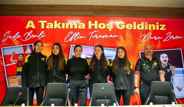 Göztepe'de genç voleybolculardan imza