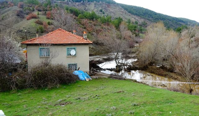 Yapay gölet taştı... Ev ve ahır su altında kaldı!