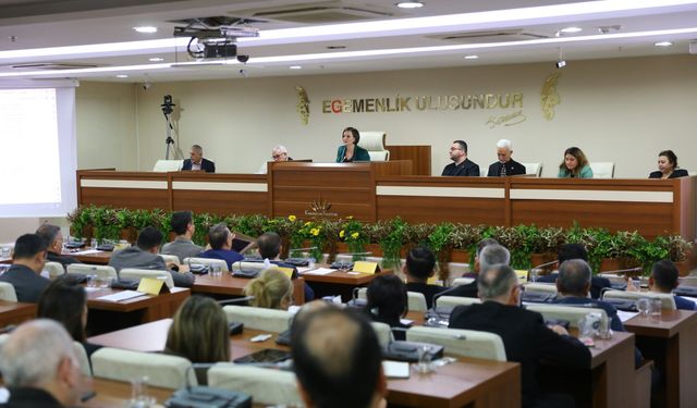 Karabağlar’da AK Parti’den ‘seyahat’ sorusu… Kınay’dan “onur” çıkışı!
