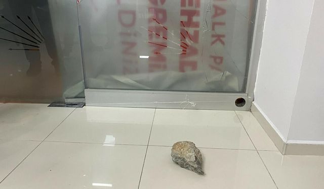 CHP ilçe binasına taşlı saldırı!
