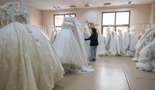 Bornova, mutluluğa atılan imzada gençlerin yanında