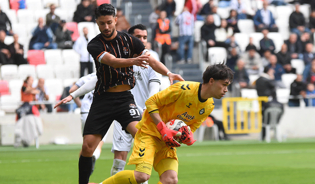 Altay'da kaleci Ulaş'tan büyük özveri