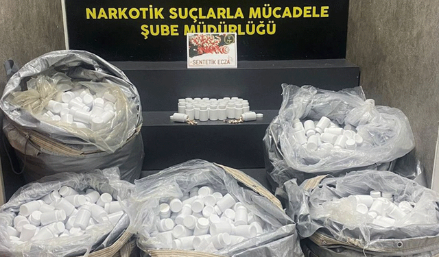 Zehir aracına baskın: On binlerce hap çıktı!