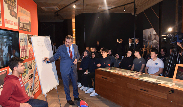 Bakan Tekin'den lise öğrencilerine ders