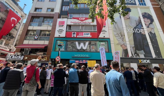 Karşıyaka'da memurlar CHP'nin kapısına dayandı!