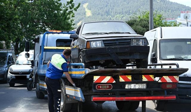 Manisa’da sokaklar atıl ve hurda araçlardan temizleniyor