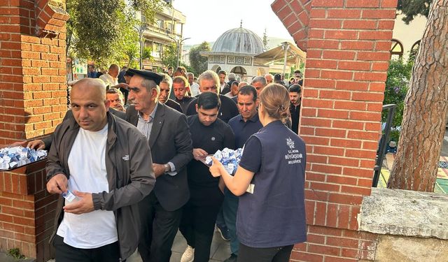 Aydın Büyükşehir'den vatandaşlara lokum ve limonata ikramı!