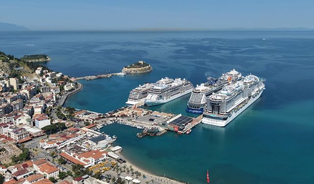 Kuşadası'na denizden 10 bin 800 turist geldi