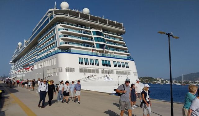 Bodrum Limanı’na dev kruvaziyer: 1142 turist şehri gezdi
