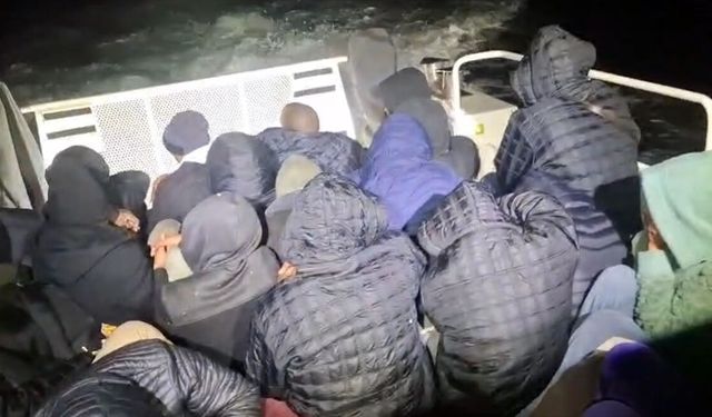 Ege’de göçmen operasyonu: Lastik bottaki 28 yakalandı