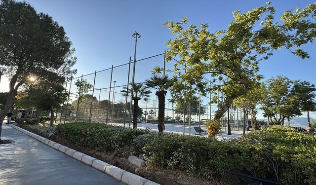 Konak'ta tenis kortu için ağaç kesimi iddiası!