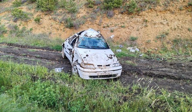 Otomobil şarampole devrildi: 3 kişi yaralandı