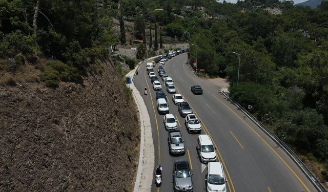 Ölüdeniz yolunda bayram trafiği!