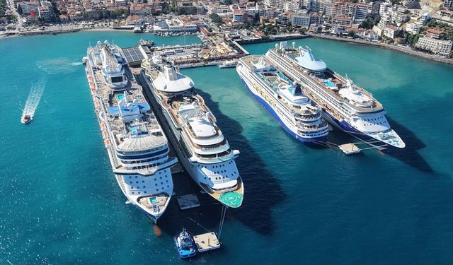 Kuşadası'na 4 kruvaziyerle 9 bini aşkın turist geldi