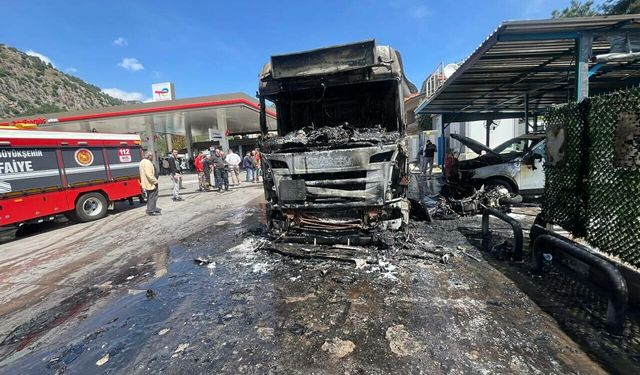 Akaryakıt istasyonunda mazot yüklü tanker alev aldı: 3 araç yandı