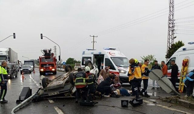 Otomobil sinyalizasyon direğine çarpıp, takla attı: 3'ü çocuk 6 yaralı