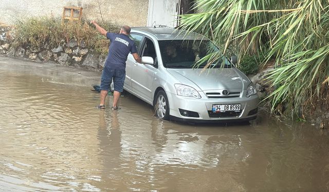 Bodrum'da sağanak etkisi: Araçların içi suyla doldu!