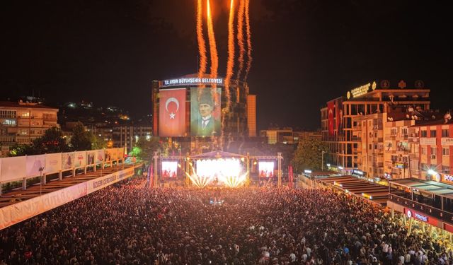 Aydın'da 19 Mayıs coşkusu: Motive konserine yoğun ilgi
