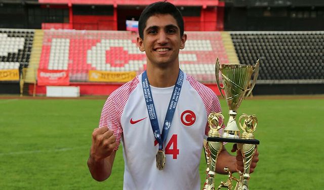 Aliağa FK'lı Semih Ayriç Dünya şampiyonluğu yaşadı