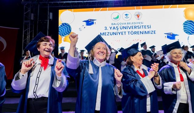 Balçova’da mezuniyet coşkusu: 3. Yaş Üniversitesi’nde kepeler umuda atıldı
