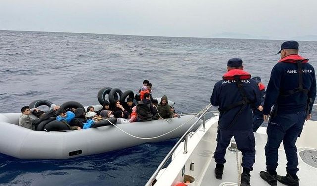 İzmir açıklarında 17 düzensiz göçmen kurtarıldı