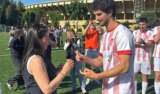 İzmir’de futbol sahasında evlilik teklifi