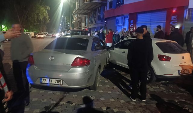 Kazaya karışan 2 araç savrulup, park halindeki 2 otomobile çarptı!