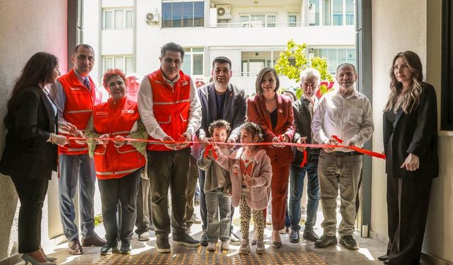 Karabağlar'da Sosyal Market ile dayanışma büyüyor