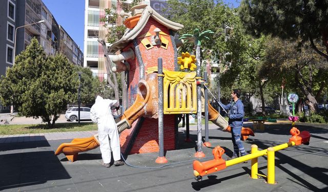 Konak’ın parklarında temizlik mesaisi