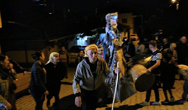 Manisa'da 'kukla deve' geleneği renkli görüntülere sahne oldu