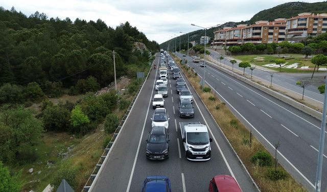 Muğla'ya tatilci akını: Kilometrelerce araç kuyruğu oluştu
