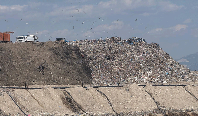 Bergama’da çevrecilerden ‘vahşi depolama’ uyarısı: Yolu kapatır, kamyonu sokmayız!