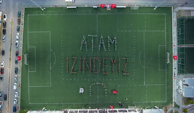 Buca’da yüzlerce kişi “Atam İzindeyiz” yazdı