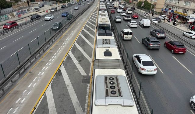 Seyir halindeki metrobüs alev aldı