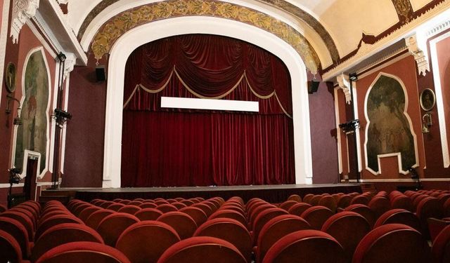 İzmir'deki tiyatrolarda ters yönlü tablo: Sahne arttı, seyirci azaldı!