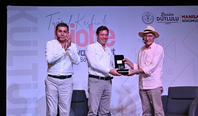 Nihat Behram, Niobe Edebiyat/Sanat Söyleşileri’nde Manisalılarla buluştu