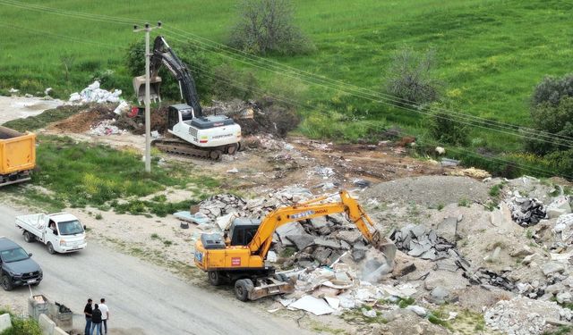 Manisa'da kaçak moloz alanı temizlendi