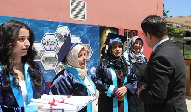 Şehit oğlunun hayalini gerçekleştirdi, 51 yaşında mezun oldu