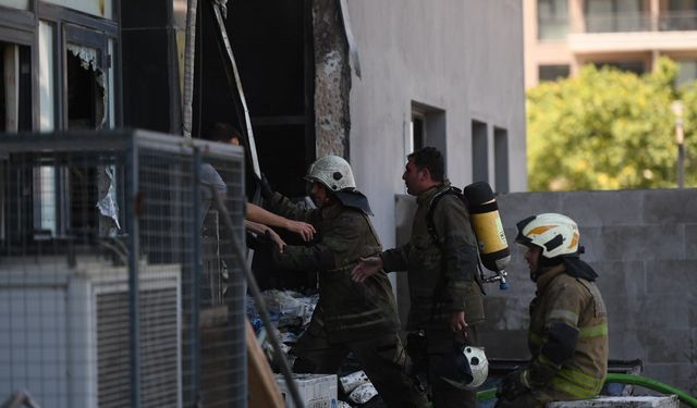 Bornova’da depo yangınına jet müdahale!