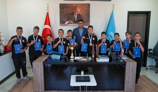 Türkiye üçüncüsü halk oyunları ekibinden Acar’a ziyaret