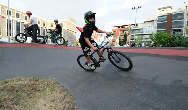 Karşıyaka'da heyecan dolu pump track gece yarışı!