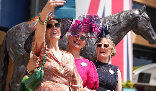 At yarışı Royal Ascot'ta şapkaların şıklık yarışı