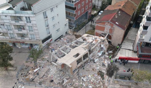 4 kişinin öldüğü çöken binanın çevresindeki yapıların yıkımına başlandı