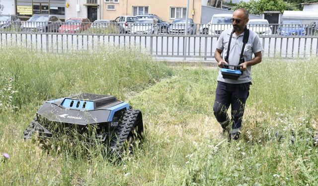 Çiğli’de temizlikte yeni dönem: Ot biçme robotu devrede