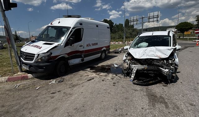 Kütahya'da ambulans kazaya karıştı... 7 yaralı
