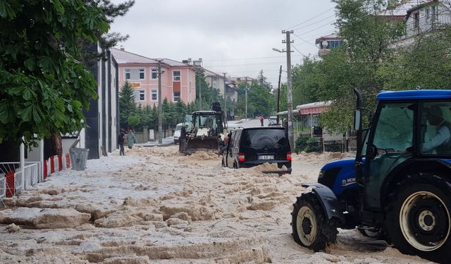 Afyon’da dolu yağışı: Yollar kapandı, bahçeler zarar gördü