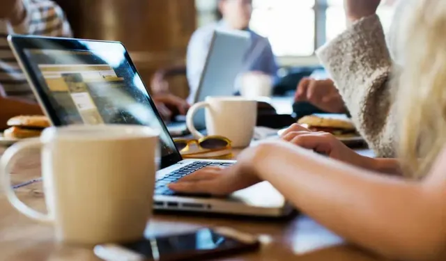 Kafelerde yeni dönem: Laptop yasağı ve süreli Wi-Fi uygulaması başladı